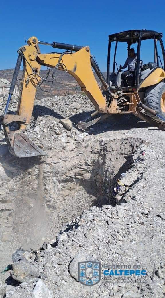 Trabajos con la retroexcavadora del municipio