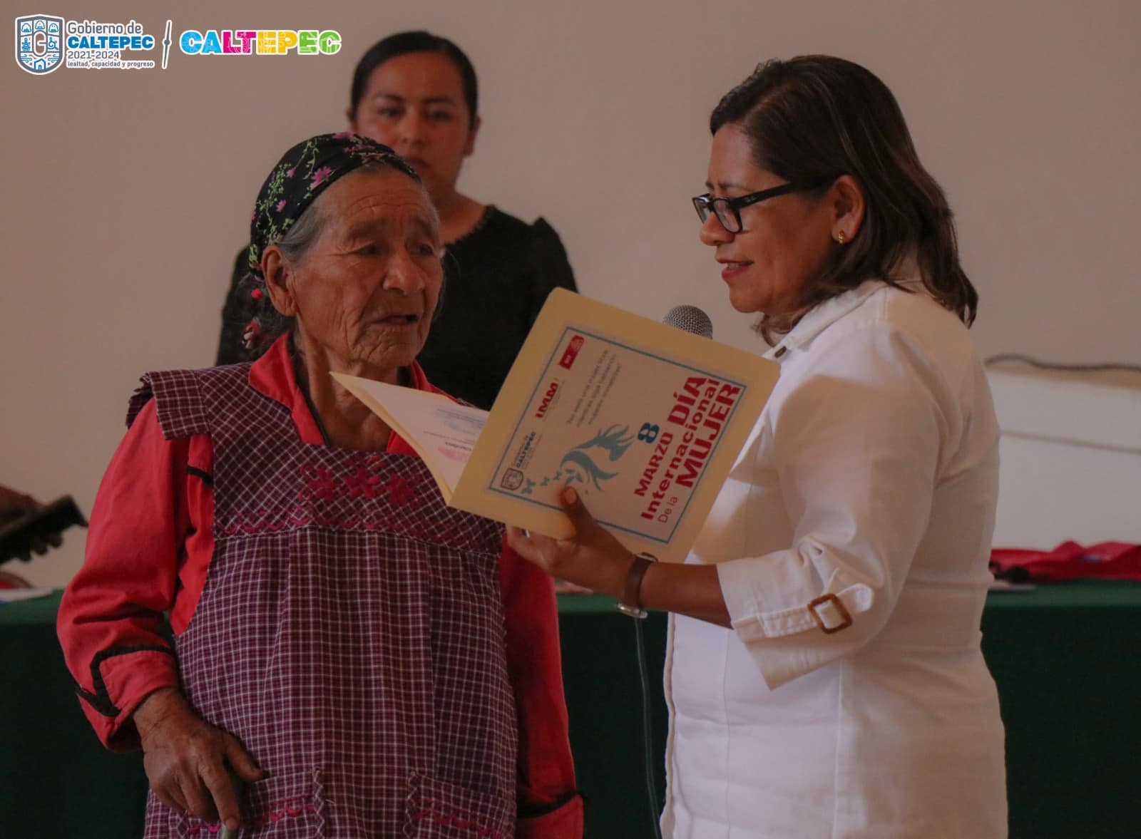 La Presidenta Cristy Cabanzo reconoció a dos mujeres artesanas que con su talento han puesto en alto el nombre del municipio de #Caltepec.