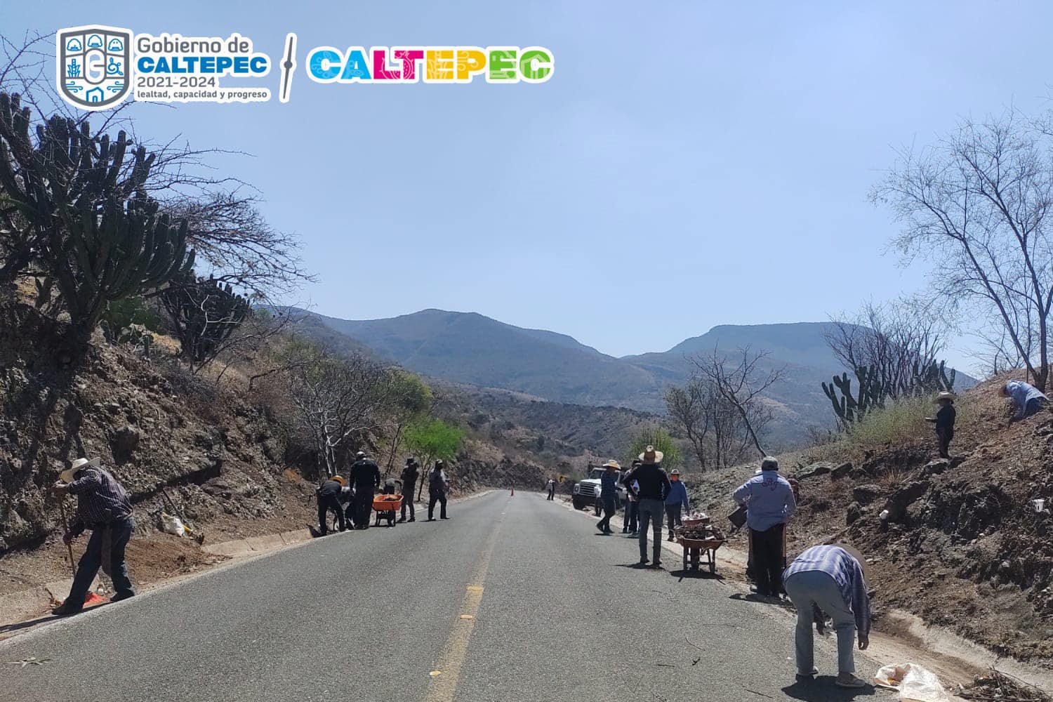 Faena de limpieza realizada en la carretera Tehuacan-Caltepec con motivo de la preparación de la Fiesta Patronal