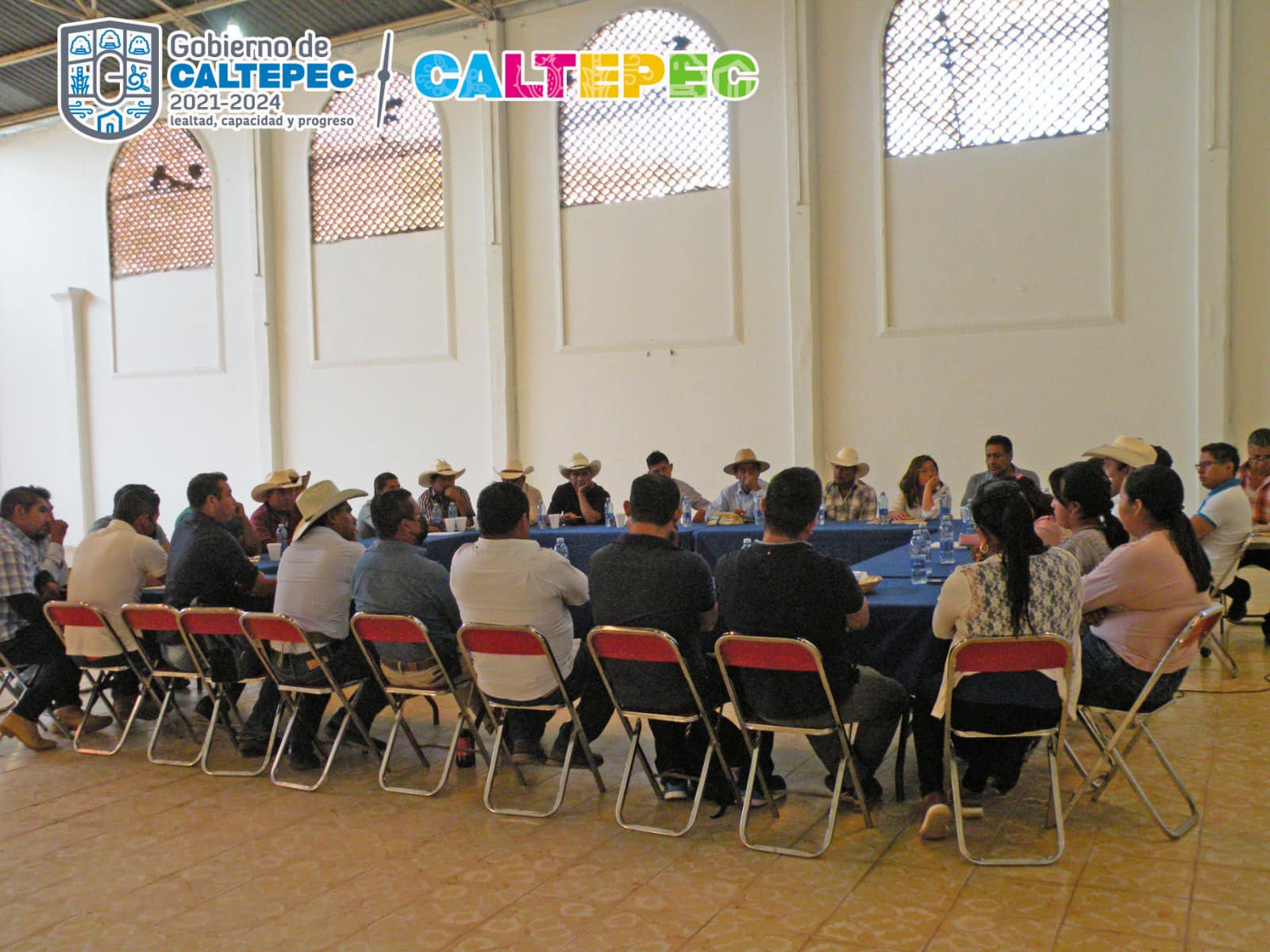 Reunión de trabajo con autoridades de las diferentes juntas auxiliares y comunidades de #Caltepec para la priorización de obras públicas 2023.