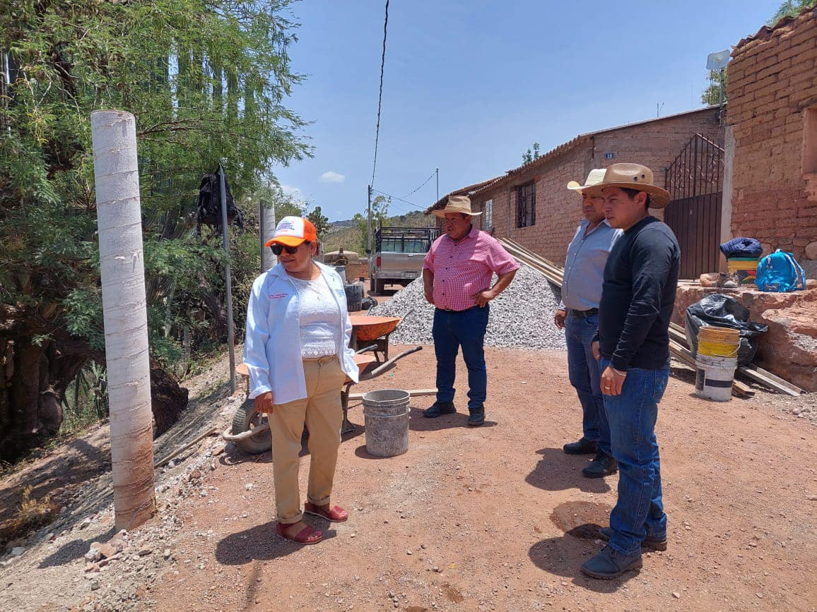 Supervisión de la construcción del adoquinamiento en la Calle Nacional Sur